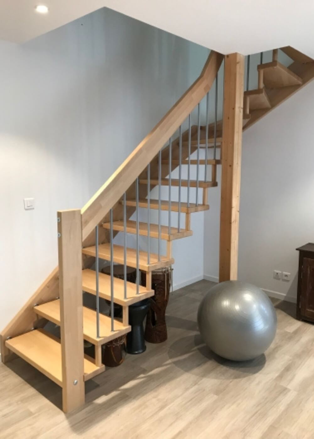 escalier-suspendu-artisan-bellifontain-treppenmeister-bois-clair
