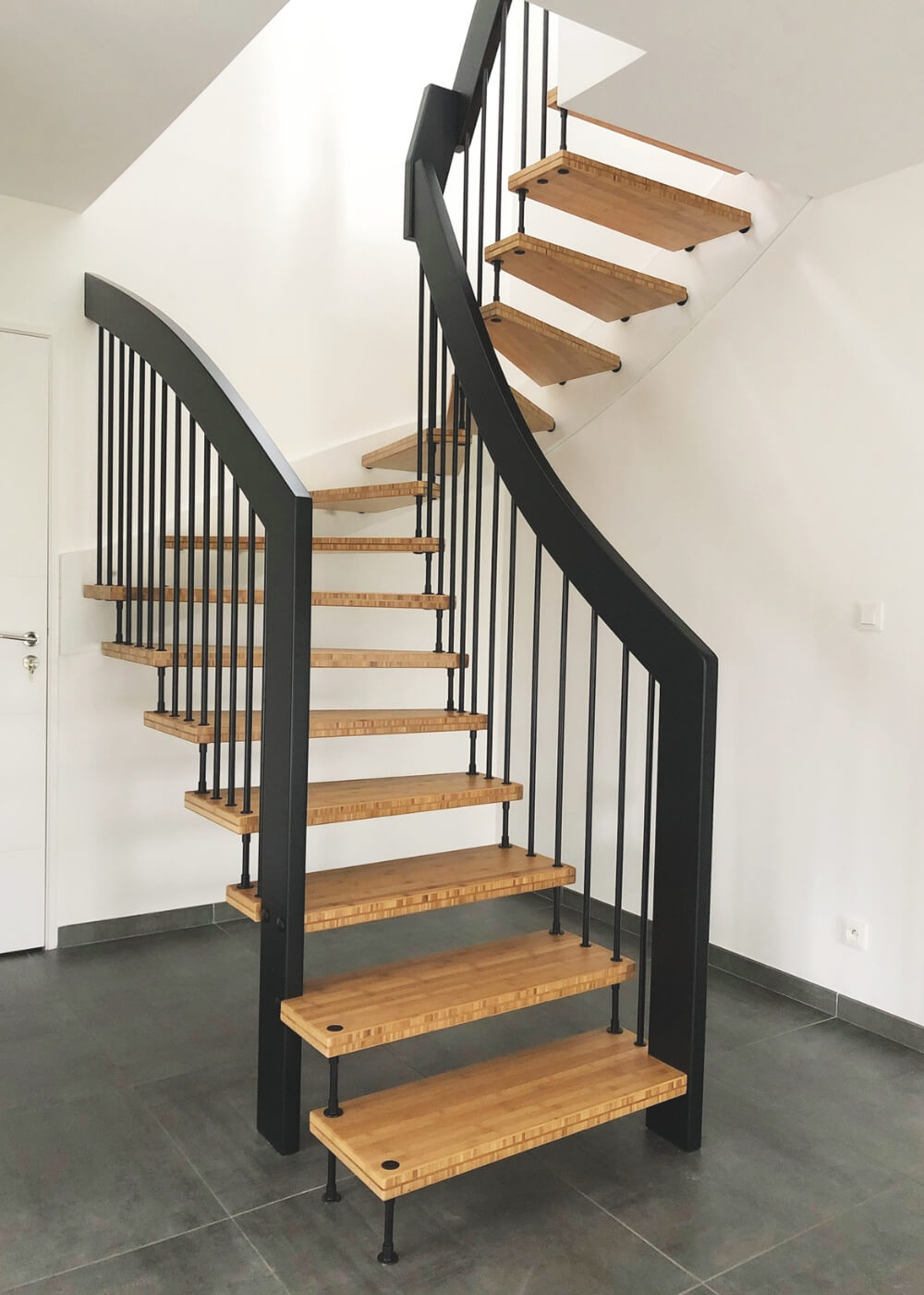escalier-suspendu-artisan-bellifontain-treppenmeister-bois