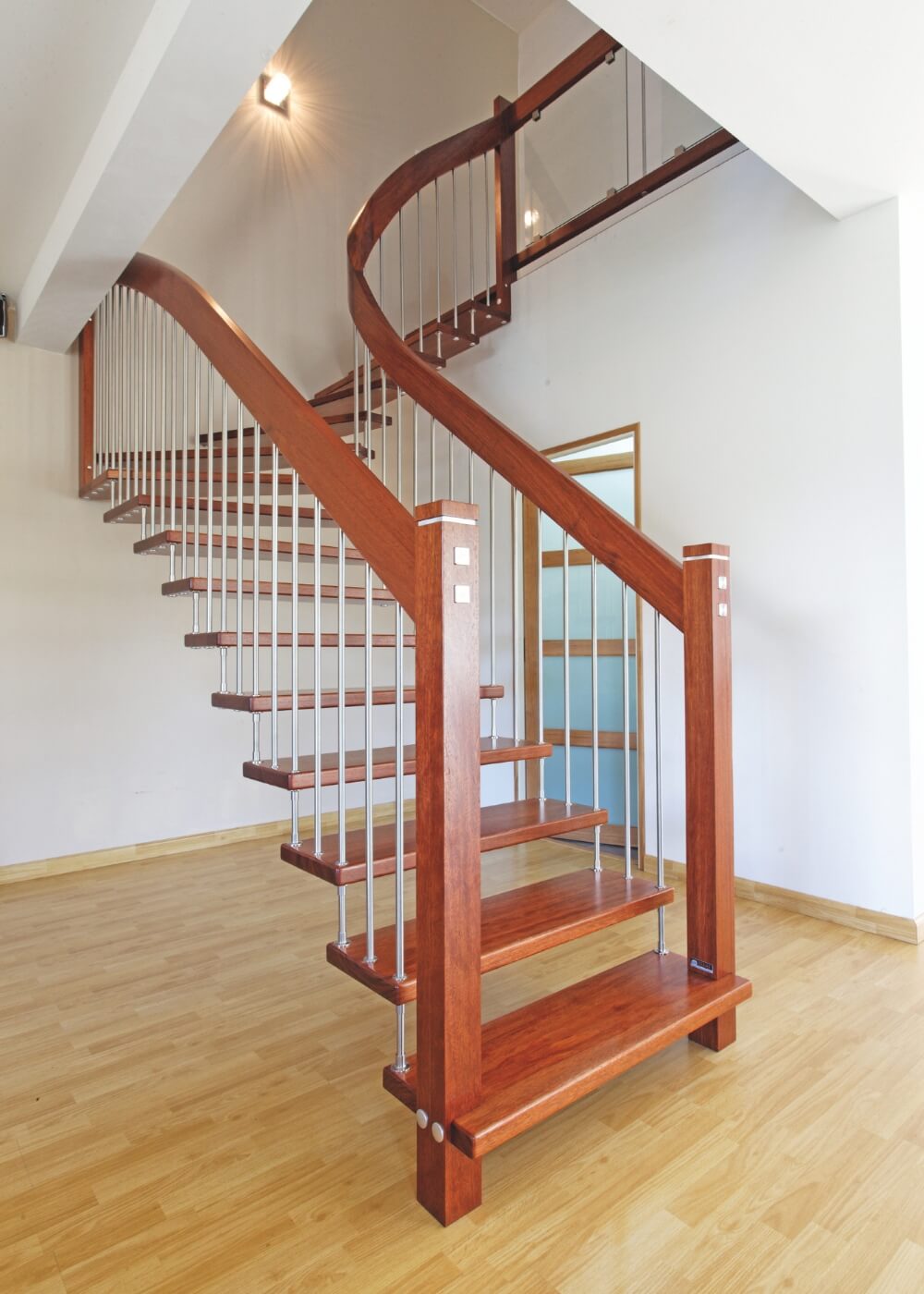 escalier-suspendu-bois-artisan-bellifontain-treppenmeister