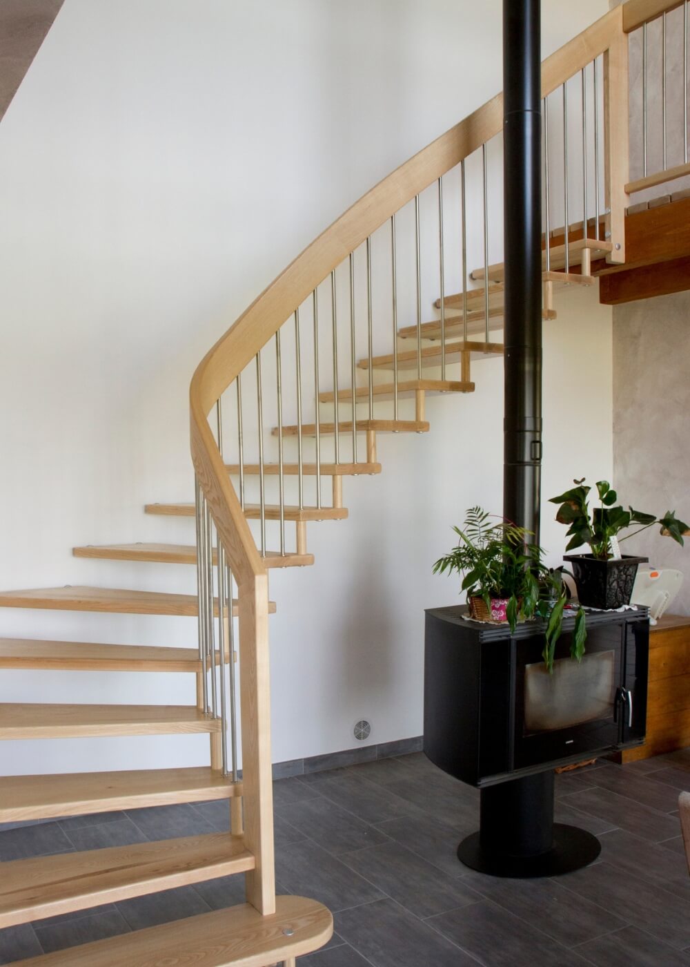 escalier-suspendu-sur-mesure-bois-métal-artisan-bellifontain-treppenmeister